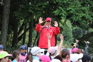 ランナーに手をふる市長